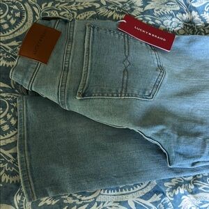 NWT Lucky Brand Denim women’s Jeans Lt Blue Sweet Mid Rise Straight Size 6 28R